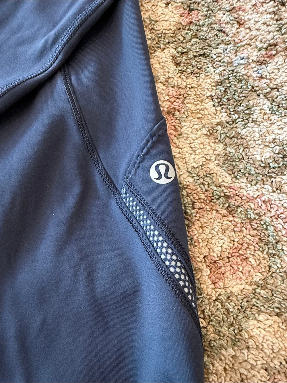 Lululemon navy  Leggings with Reflective Trim size 2(28”) has zipped pockets